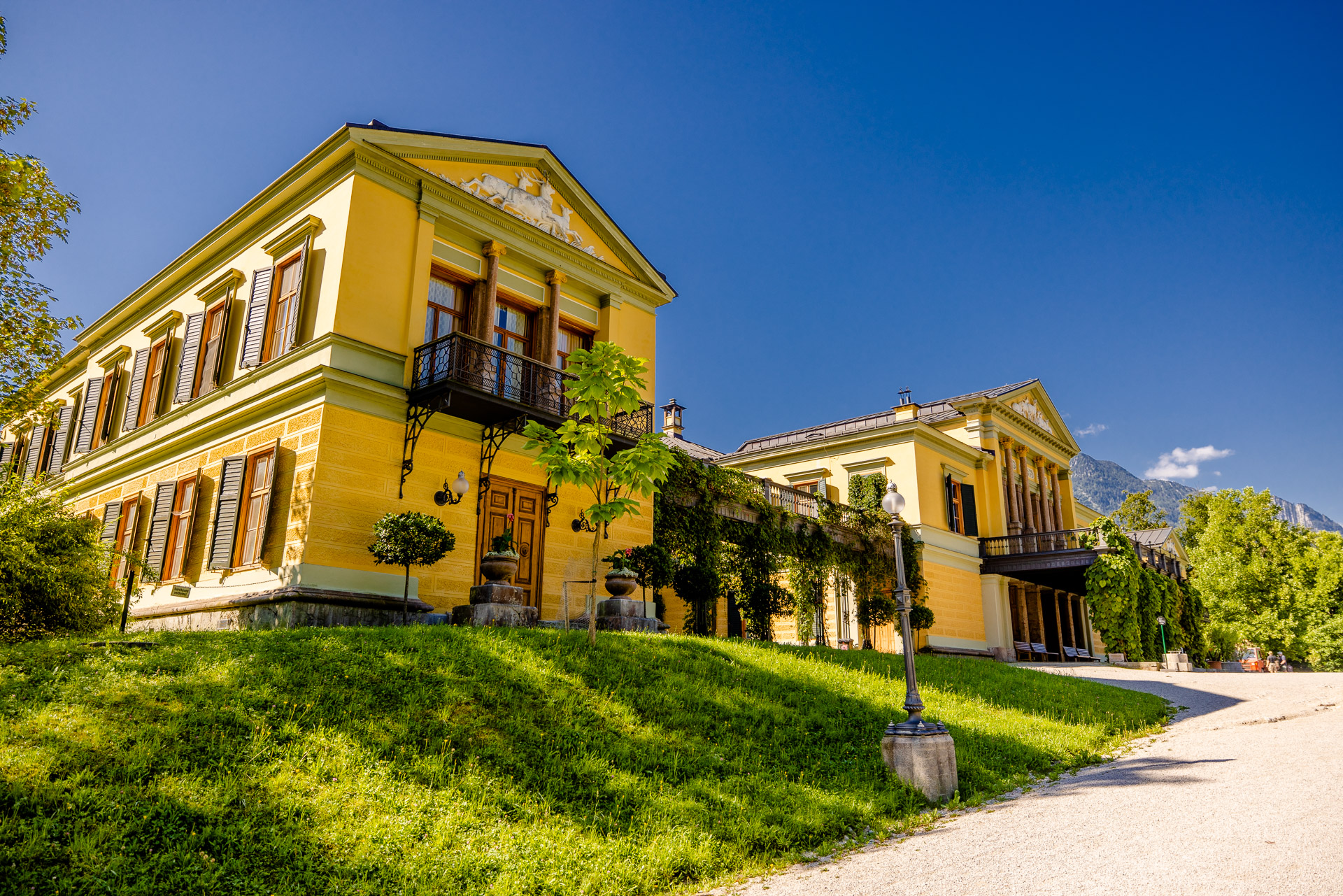 Foto Kleine historische Staedte/Wolfgang Spekner: Frontansicht der Kaiservilla